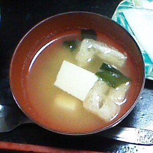 キャベツと油揚げとわかめの味噌汁